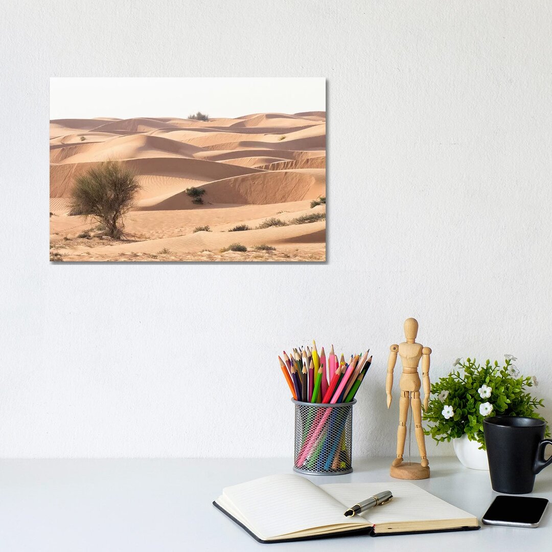 Wüste mit Sand. Abu Dhabi, Vereinigte Arabische Emirate. von Tom Norring - Galerieverpackte Leinwand Giclée auf Leinwand...