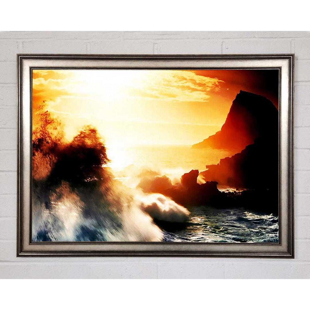 Clash Of The Sunset Waves Gerahmter Druck