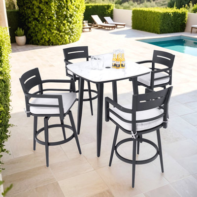 Ensemble de bar de patio extérieur noir moderne 5 pièces Ember, table carrée en bois fritté et 4 chaises de bar pivotantes Cadre en aluminium antirouille avec roulement à billes et plaque de roulement