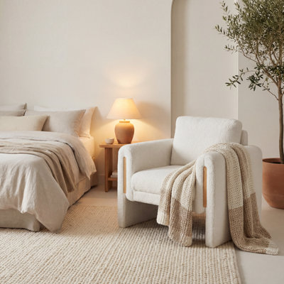 Fauteuil rembourré de 35 po de largeur avec accoudoirs et base fermée