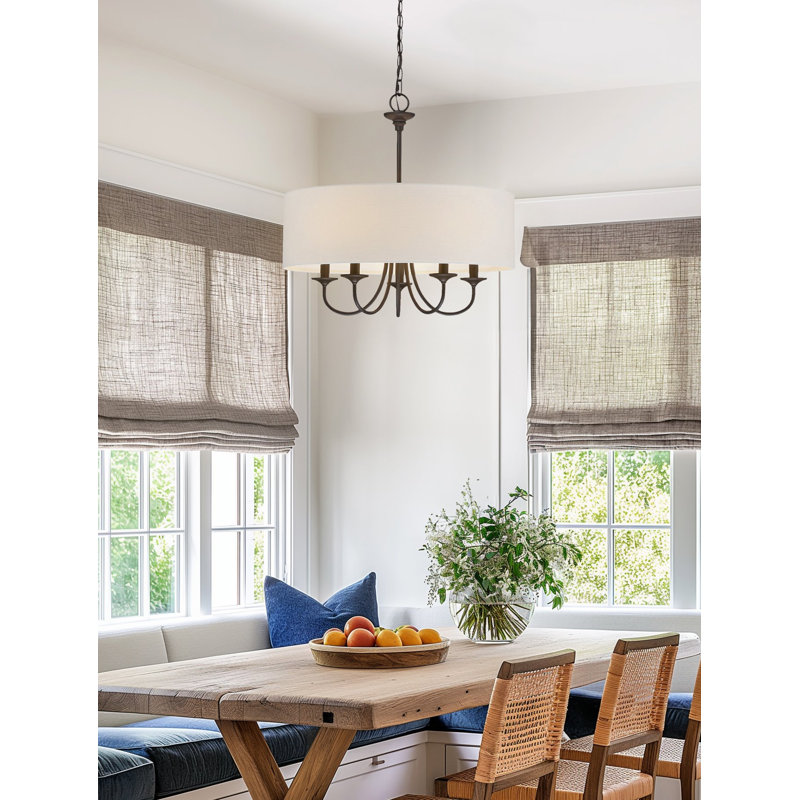 Lustre traditionnel 5 lumières Fedele 21 + abat-jour tambour en lin blanc, finition bronze huilé