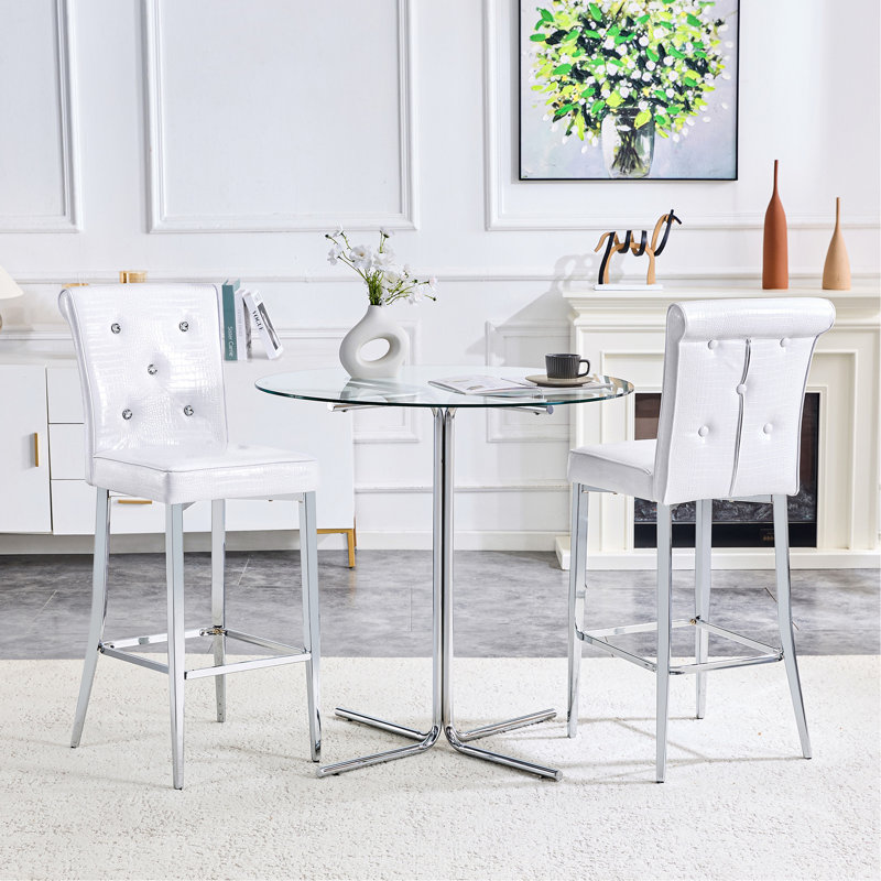 Ensemble de salle à manger moderne à hauteur de bar 3 pièces, table ronde en verre transparent avec base en métal argenté et 2 tabourets de bar rembourrés blancs avec motif crocodile, ensemble de coin-repas pour îlot de cuisine