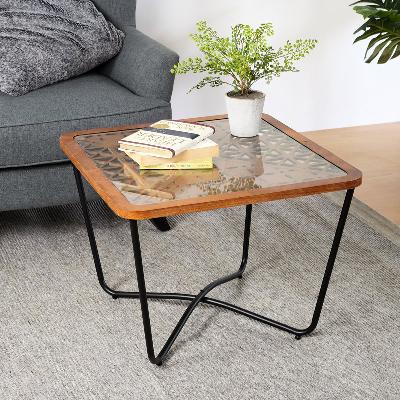 Table basse contemporaine avec un design géométrique artistique, une base en métal robuste et un cadre carré en verre trempé noir facile à entretenir pour un look