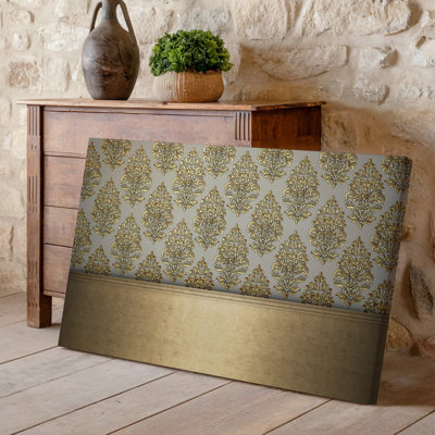 La toile crée un design de papier peint élégant avec un motif damassé complexe en or chatoyant contre un taupe doux