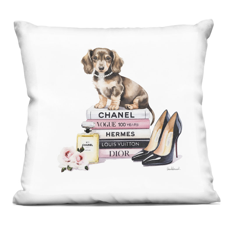 Coussin décoratif à imprimé Luxury Fashion Livres & Dog, design par Amanda Greenwood