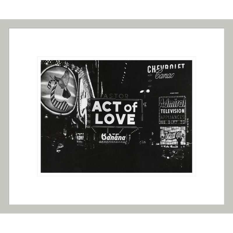 [Act of Love Astor Theatre Times Square New York] par Weegee, impression giclée encadrée, H 13,75 po x l 16,5 po