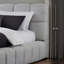 Grand lit tapissier-123191060