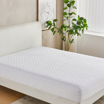 Protège-matelas matelassé en duvet synthétique