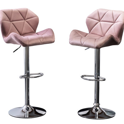 Velours. Siège pivotant en diamant avec hauteur réglable. Style à dossier moyen pour plus de confort. Base et repose-pieds polis. L 20,5 po x P 25,6 po x H 35 à 43,25 po. P 14,25 po Largeur du dossier: 15 po, assemblage