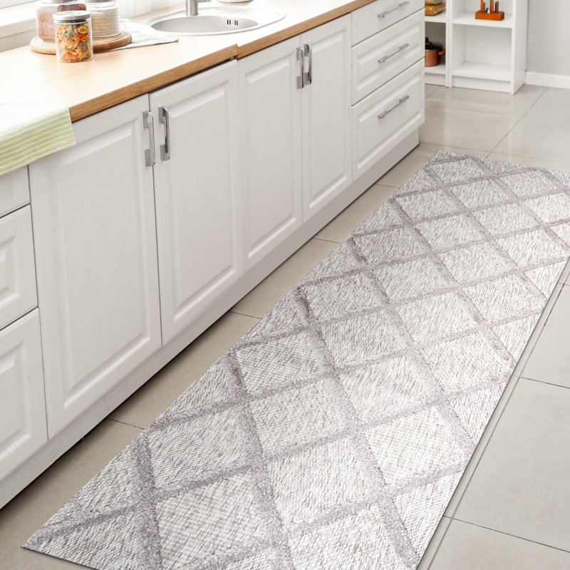 Briano Diamond Trellis Light Gray Indoor/Outdoor Rug, Runner 2'2" X 8'