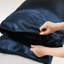 2 taies d'oreiller standard de luxe 100% satin bleu nuit, froissées, douces pour la peau, texture lisse boulochage, à bout ouvert, frisottis apprivoisés