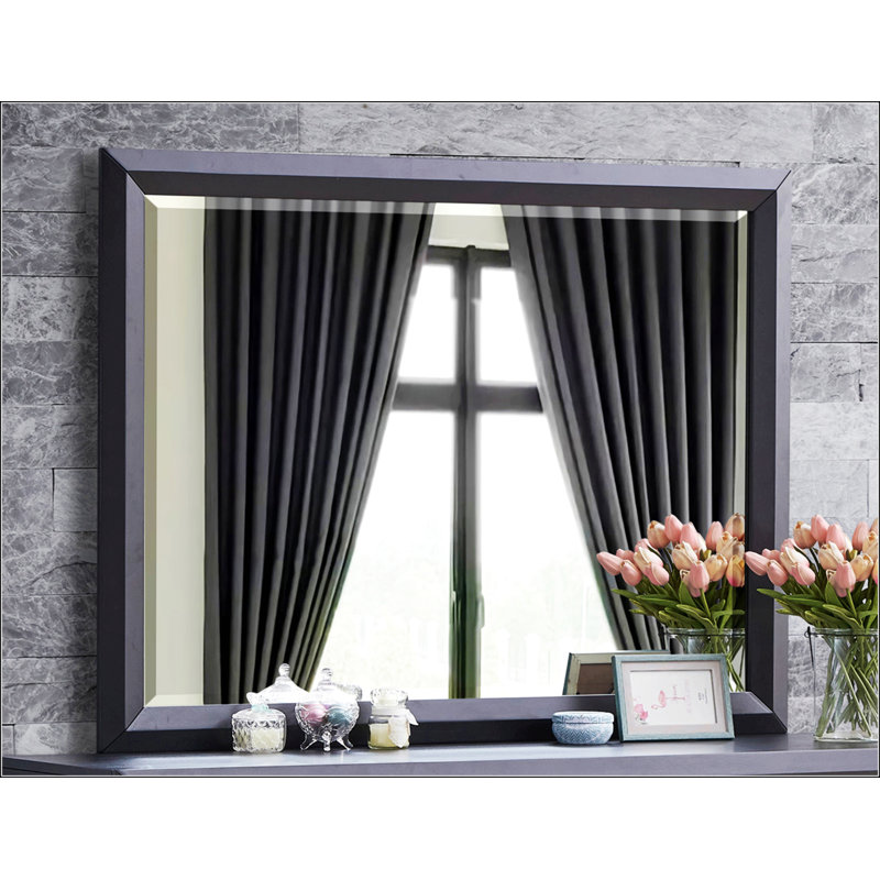 Miroir élégant au design contemporain, idéal pour ajouter une touche de sophistication à vos espaces intérieurs et à vos reflets quotidiens.