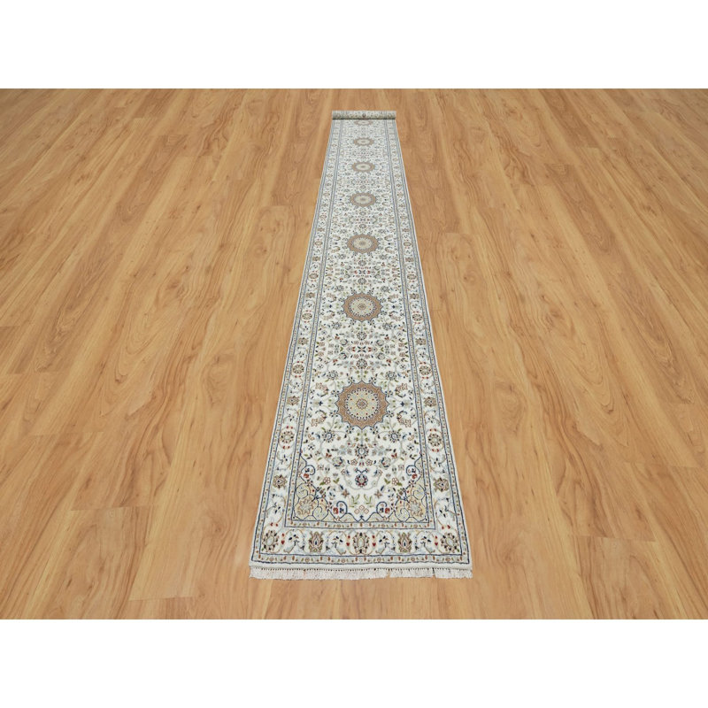 Tapis marguerite blanc 2 pi 8 po x 17 pi 8 po Nain avec fleur centrale, 250 KPSI