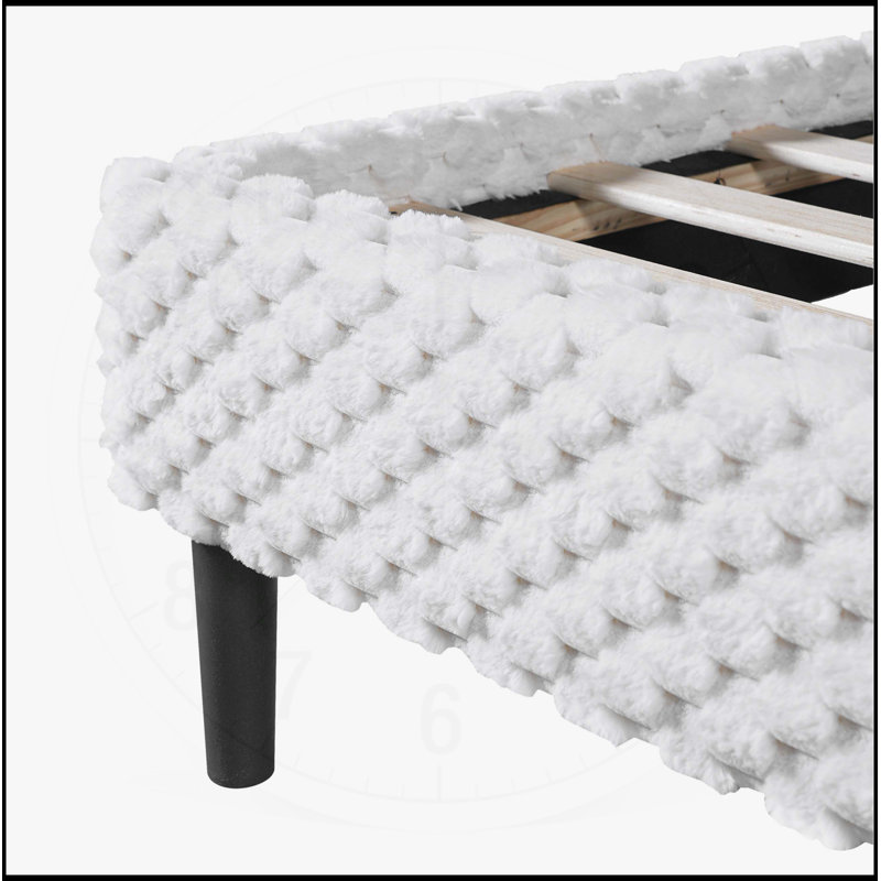 Lit simple moelleux blanc simple et moderne avec dossier confortable et structure stable, idéal pour les chambres confortables et élégantes