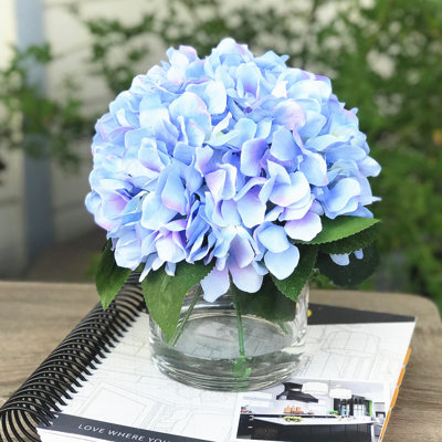 Arrangement floral hortensia en soie dans un vase