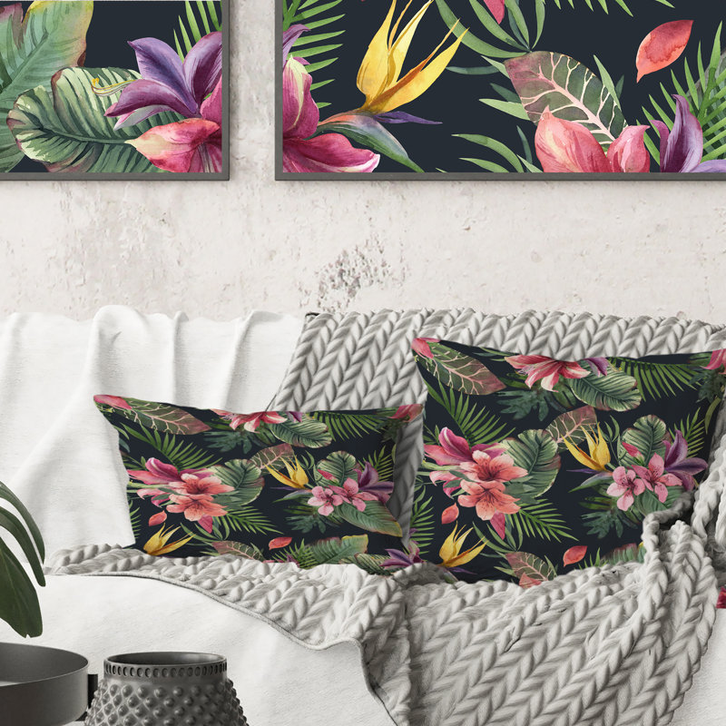 Fleurs tropicales mauves avec feuilles vertes II - coussin décoratif imprimé tropical, 16 po x 16 po
