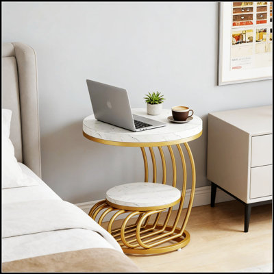 Table de chevet en faux marbre avec structure en métal doré, parfaite pour un décor moderne et élégant
