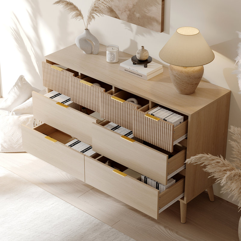 Commode 8 tiroirs couleur bois naturel - Surface rayée et poignées dorées