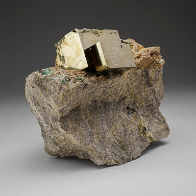 Pyrite Cube sur basalte du Gilman District, Eagle County, Colorado, États-Unis