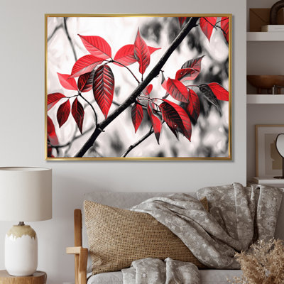 Feuilles rouges et grises sur un arbre II