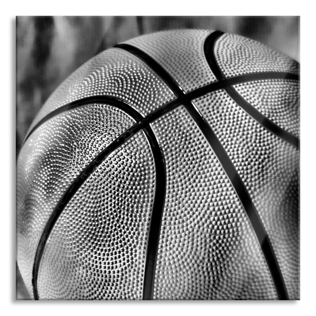 Ungerahmtes Foto auf Glas "Basketball mit Schwarzem Hintergrund"