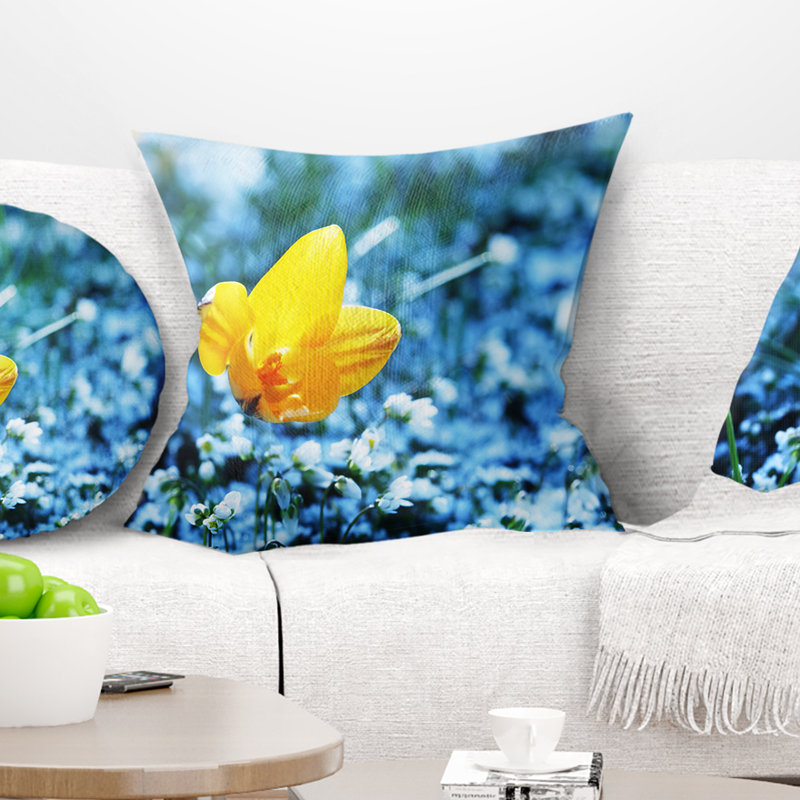 Magnifique fleur jaune sur fond bleu - coussin à imprimé floral, 18 po x 18 po, Coussin décoratif