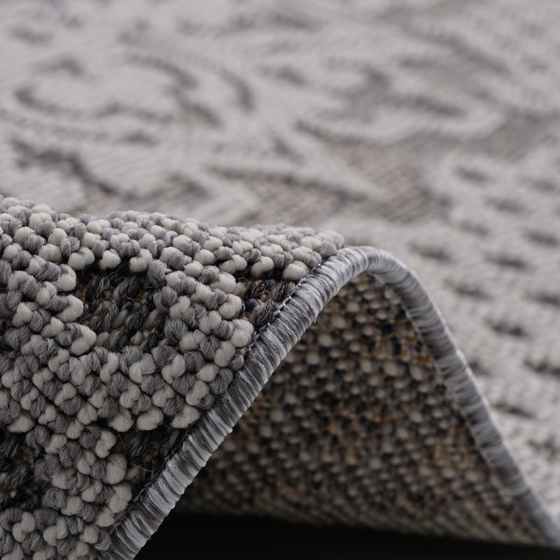 Gray/White Medallion Indoor/Outdoor Area Rug, Rectangle 5'3" x 7'6"