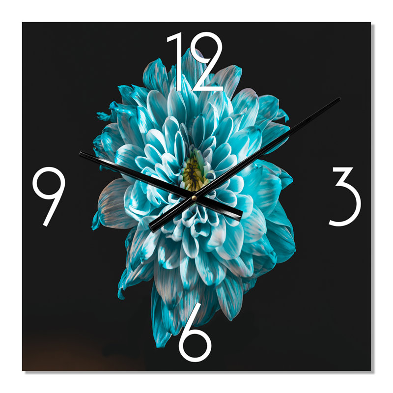 Gros plan d'une horloge murale avec fleurs et pétales, Grand