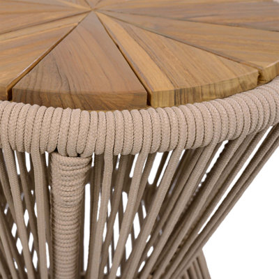 Élégante table d'appoint d'extérieur avec corde beige résistante aux intempéries et teck clair, idéale pour la terrasse et le balcon, design minimaliste moderne