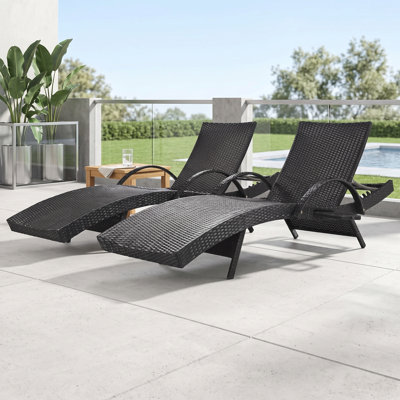 Ensemble de 2 chaises longues inclinables en osier avec table coulissante et dossier réglable à 5 niveaux pour l'extérieur
