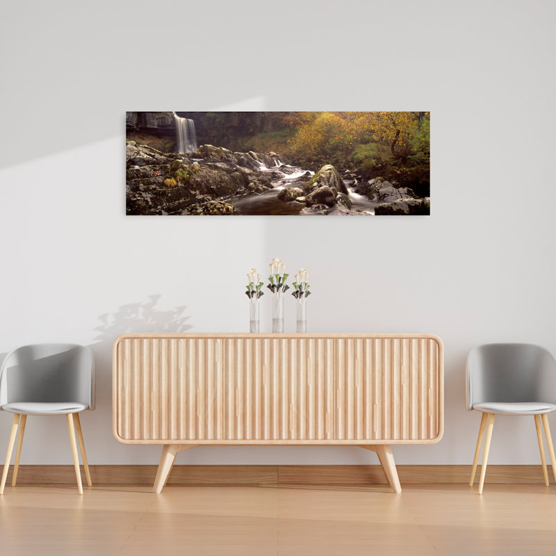 Eau tombant sur des rochers, Thornton Force, Ingleton, Yorkshire Dales, Yorkshire, Angleterre, Royaume-Uni, H 48 po x l 16 po
