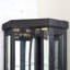 Rangement de coin éclairé pour le salon, tablettes réglables, portes vitrées à fermeture latérale, armoire vitrée à panneaux en miroir avec objets décoratifs, courbée gracieusement, capacité de poids élevée, assemblage facile