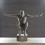 Statue en aluminium avec accoudoirs tendus