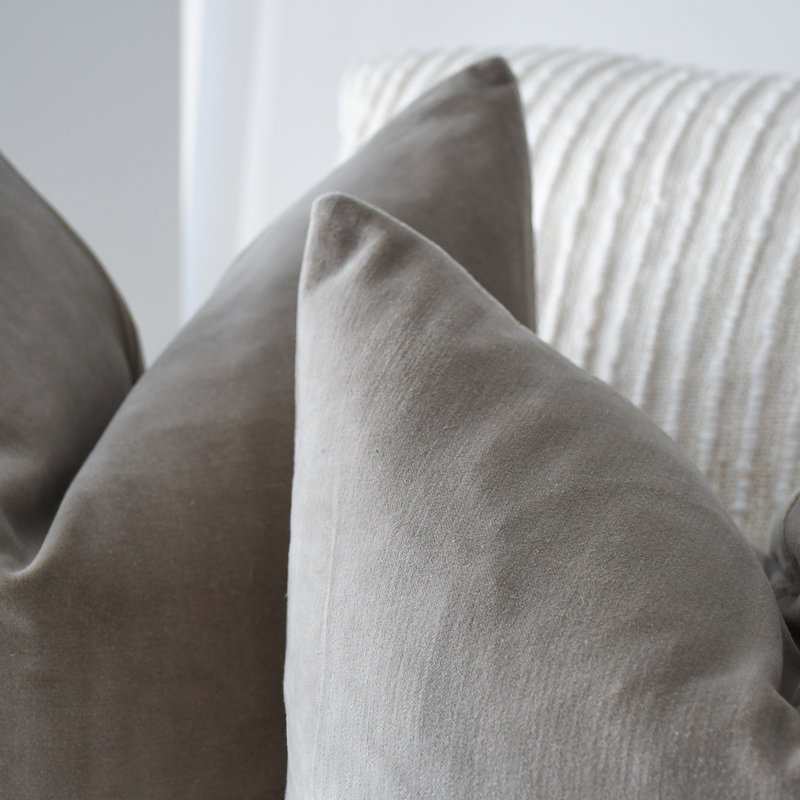 Ensemble de 2 coussins en velours Cobblestone, Gris, Carré 18 po