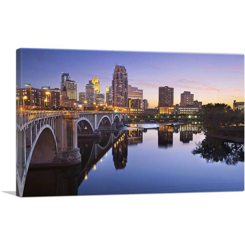 Minneapolis, Minnesota Bridge and Skyline - reproduction de photo sur toile tendue, H 18 po x l 26 po x P 1,5 po