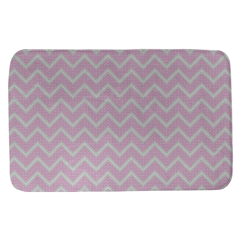 Tapis pour salle de bain à motif à chevrons à la main Stephenie, l 17 po x L 24 po, Rose / Gris