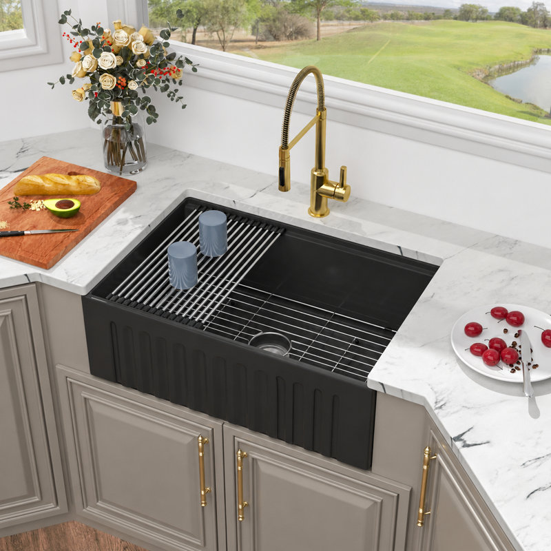 Évier de cuisine de ferme 33 po x l 20 po, station de travail simple en céramique noire avec grille inférieure, crépine, planche à découper et passoire