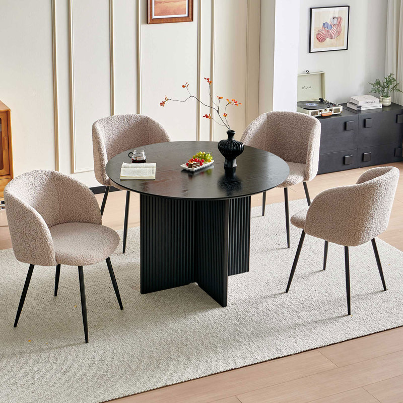 Ensemble de table de salle à manger noire pour chaises de cuisine cannelées rondes de 4 po et 43 po | Sherpa revêtu de tissu d'ameublement, fauteuils demi-tonneau, siège de style Mid-Century moderne, placage de bois et plateau de table en deux parties, base piédestal