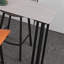 Une table de bar longue et luxueuse-461447622-461447623