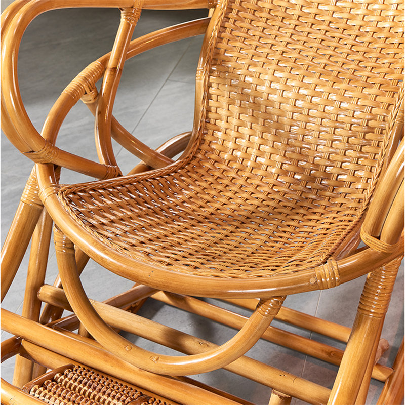 Une chaise berçante tissée en bois naturel