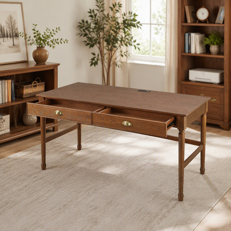 Bureau pour bureau à domicile avec prise de recharge intégrée, grand espace de rangement et design élégant en bois pour espaces de travail et d'étude modernes.
