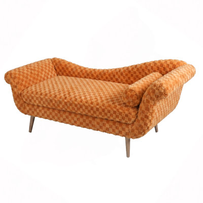 Tissu classique à motif de losanges jumelé à d'élégants accoudoirs à volutes, offrant un grand confort et un style intemporel.