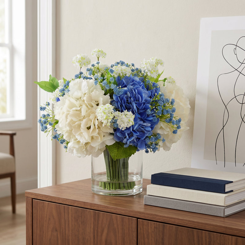 Hortensia et souffle de bébé disposés dans un vase en verre