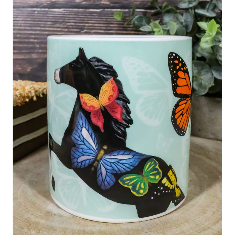 Gracie Oaks - La traînée de poneys peints, cheval de beauté à cheval noir avec papillons, tasse à café en céramique 11 oz, tasse à bière