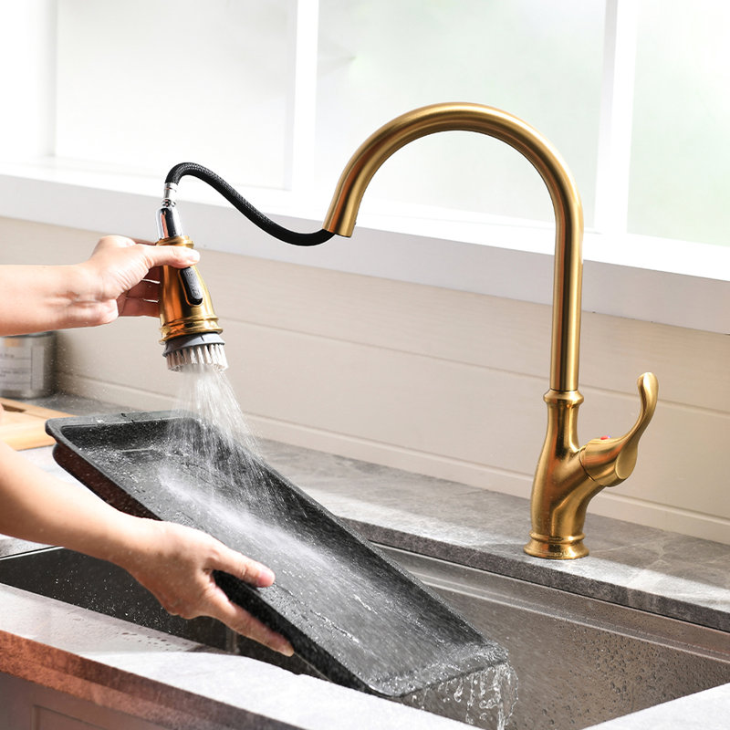 Robinet de cuisine rétractable doré - brossé pour un évier élégant et stylé avec un remplissage en céramique et un débit régulier
