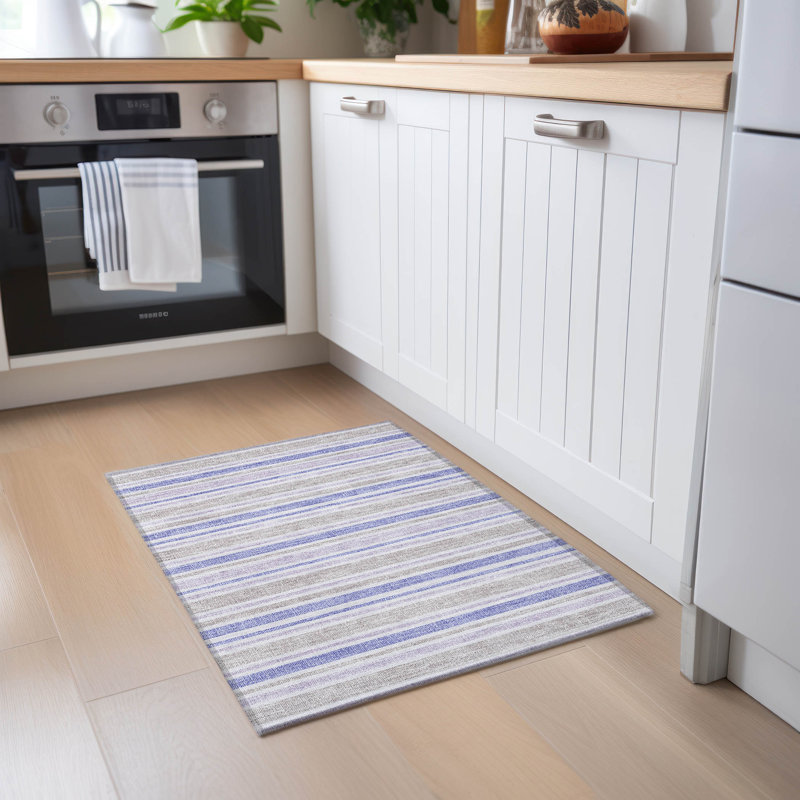 Tapis bleu marine intérieur / extérieur en polyester tissé à la machine Kinslee, Rectangle 1 pi 8 po x 2 pi 6 po