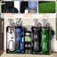 Le support de support de rangement pour sac de golf convient à 4 très grands sacs de club de golf et à plusieurs accessoires d'équipement de golf. De grands cadeaux pour tous les niveaux de golfeurs