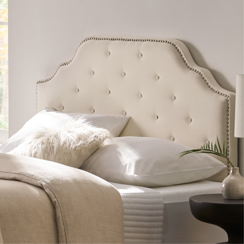 Grand lit et tête de lit double, tissu recouvert d'un point de diamant tendance, garniture cloutée attrayante pour le capitonnage de la chambre à coucher,