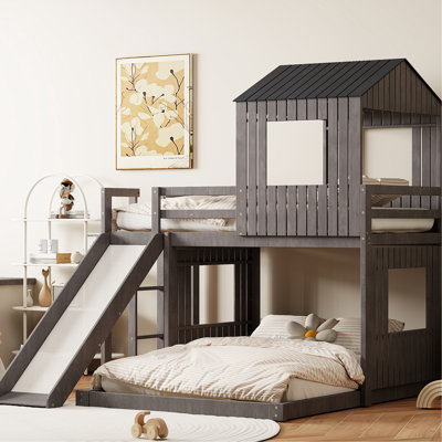 Lit superposé simple au-dessus d'un lit double en bois gris antique avec aire de jeu, glissade et garde-corps pour la conception de la maisonnette, finition
