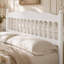 Grand lit plateforme en bois Bolton avec tête de lit à broche classique, design organique moderne, lattes anti-bruit fixes-133600069